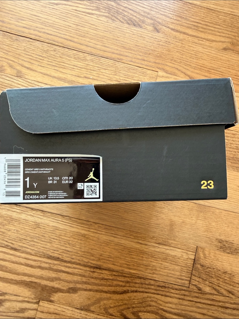 Boys Jordan Max Aura 5 sneakers. Size 1y (with box) - Picture 2 of 7